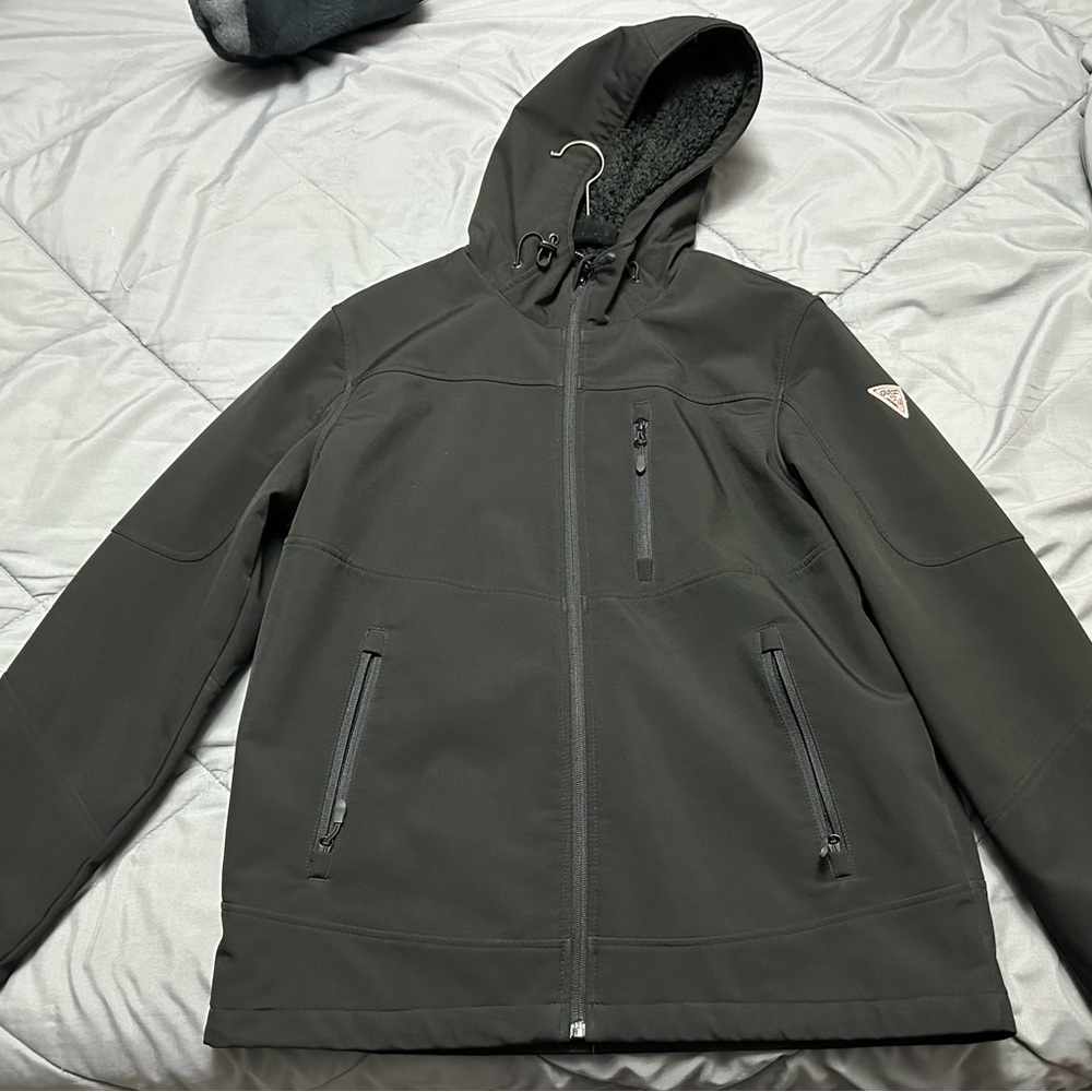 🔥 GUESS Men’s Softshell Hooded Jacket – Black (Size L) – Excellent Condition! 🔥